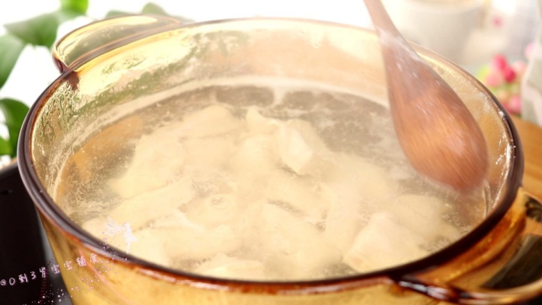 鸡肉松（面包机版）,放入锅中，加适量清水煮沸，撇去浮沫