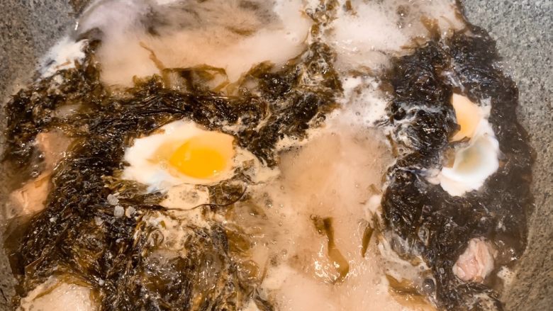 紫菜排骨鸡蛋汤,盖上锅盖中小火焖20分钟，出锅前撒盐即可
