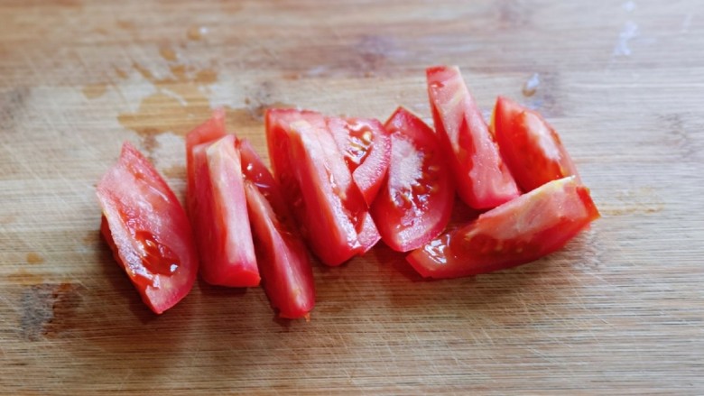 味道鲜美的茄汁肥牛卷,<a style='color:red;display:inline-block;' href='/shicai/ 59'>番茄</a>洗干净，去根，切小块。