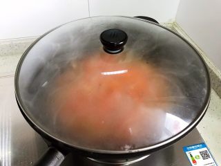 蚝油胡萝卜青椒香干炒肉丝,盖上锅盖，转中小火焖煮2分钟