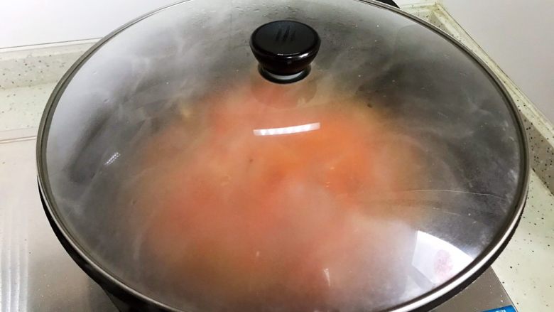 蚝油胡萝卜青椒香干炒肉丝,盖上锅盖，转中小火焖煮2分钟