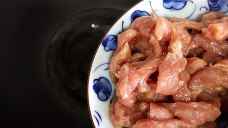 蚝油胡萝卜青椒香干炒肉丝,待锅内油七分热时下猪肉
