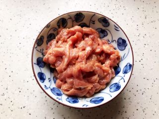 蚝油胡萝卜青椒香干炒肉丝,抓均匀，腌制，备用