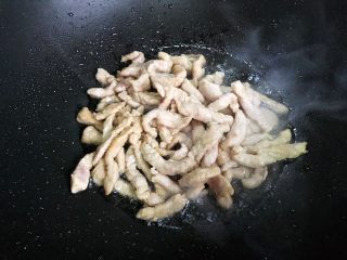 蚝油胡萝卜青椒香干炒肉丝,翻炒至猪肉变色