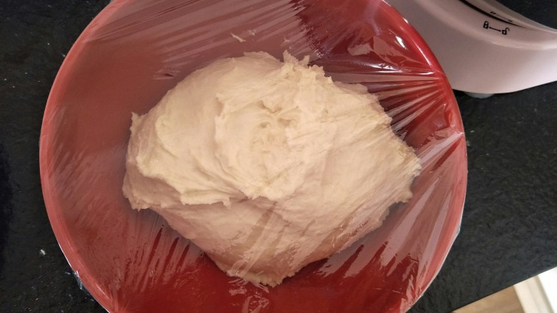 爆浆抹茶冰心面包,【中种】揉成团就可以了,室内发酵2小时