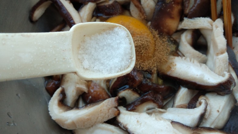 炸香菇,适量的盐