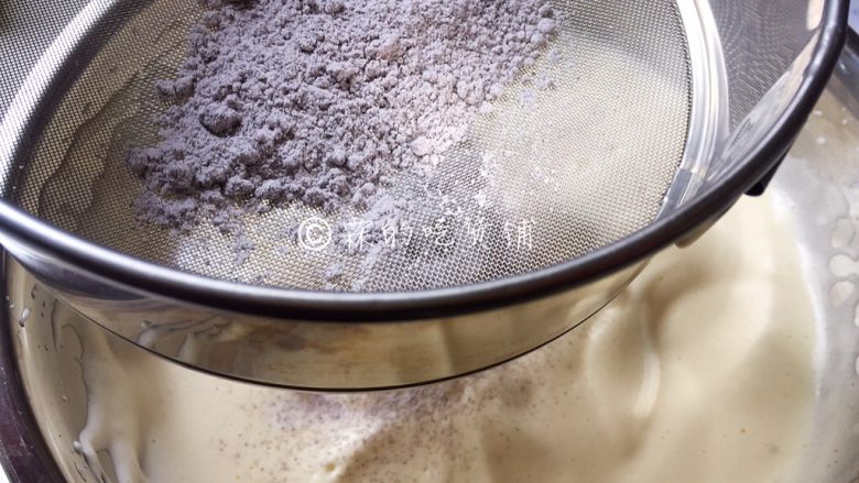 蒸蛋糕双拼,筛入三分之一的黑米粉。