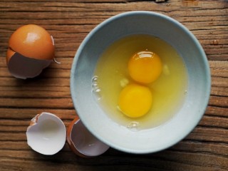 一份补气又补血的，菠菜蛋花汤，
在女神节，做给你的她,碗中磕入两个鸡蛋打散备用。