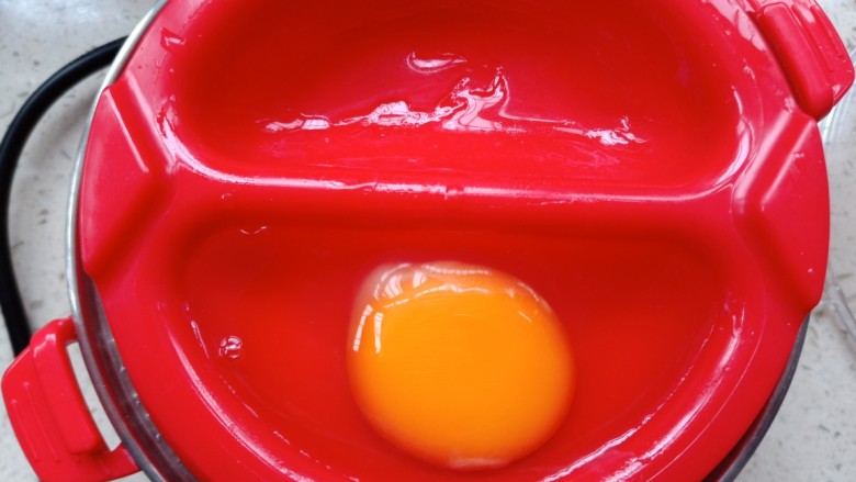 班尼迪克蛋,给蛋盆中，加入一点点水，打入一个鸡蛋