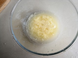 韭菜鸡蛋饼,和水搅拌开