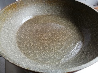 韭菜鸡蛋饼,锅里刷一层油烧热