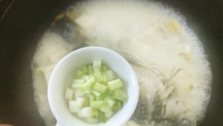汤白鱼鲜好美味，鲫鱼豆腐汤,10.最后加点葱白煮再一会儿。