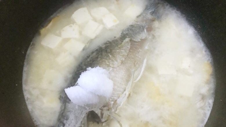 汤白鱼鲜好美味，鲫鱼豆腐汤,9.加盐调味。把鱼翻面继续煮四分钟