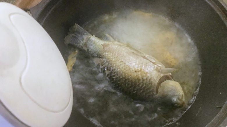 汤白鱼鲜好美味，鲫鱼豆腐汤,5.把鲫鱼两面都煎过后，倒入适量开水。差不多没过鱼身的水量，调大火煮开。