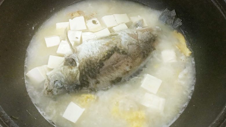 汤白鱼鲜好美味，鲫鱼豆腐汤,7.煮至汤水变白。