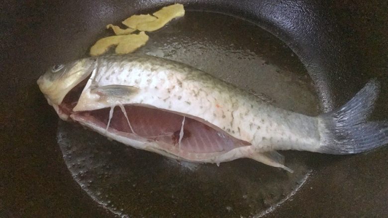 汤白鱼鲜好美味，鲫鱼豆腐汤,3.调中小火，把鲫鱼放入中小火慢煎。
