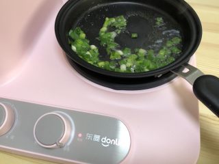 三鲜菌菇汤,早餐机煎锅倒入少许油，放入葱花爆香。