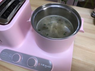 三鲜菌菇汤,然后转入东菱早餐机煮锅里加一大碗清水煮开。