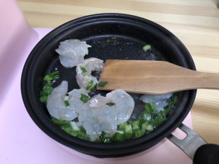 三鲜菌菇汤,接着放入虾仁煸炒。