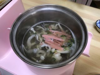 三鲜菌菇汤,煮开后加入火腿丝。