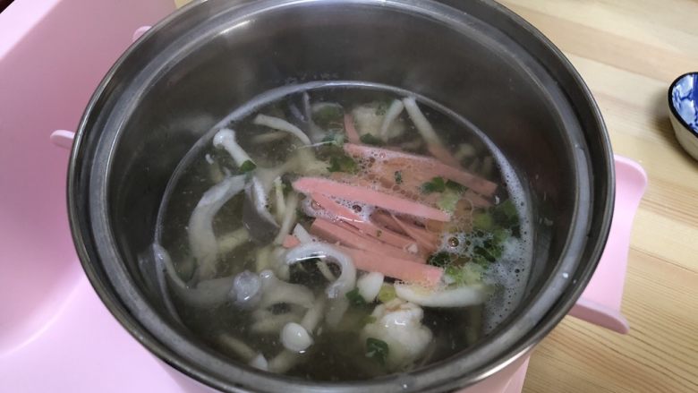 三鲜菌菇汤,煮开后加入火腿丝。