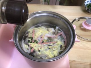 三鲜菌菇汤,加入香菜末，胡椒粉和盐调味。