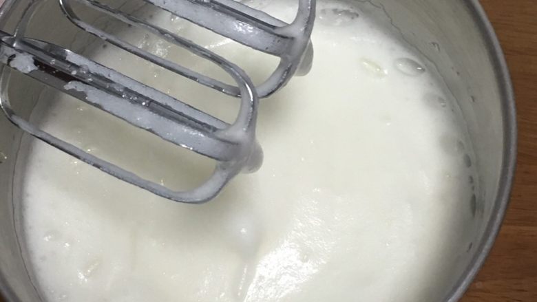 戚风蛋糕-黄油版,用打蛋器高速搅打50圈，蛋白变白，出现倒垂的弯钩，再加入15克细砂糖。