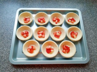 草莓蛋挞,准备好蛋挞皮，放入草莓块。
