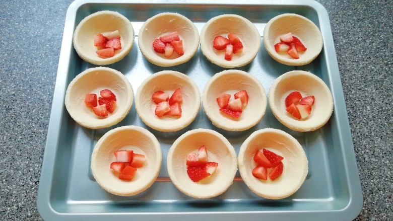 草莓蛋挞,准备好<a style='color:red;display:inline-block;' href='/shicai/ 4187'>蛋挞皮</a>，放入草莓块。