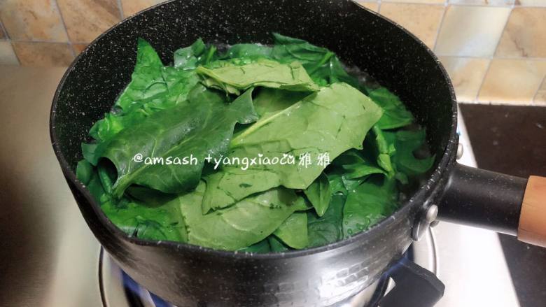 菠菜柳叶包子,菠菜洗干净之后只取菠菜叶子，锅中注水烧开，把叶子烫软捞出过冷水