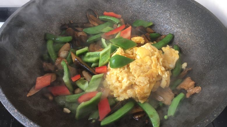 肉片炒黑鸡枞,放入炒好的鸡蛋和彩椒，翻炒均匀。