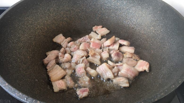 肉片炒黑鸡枞,热锅凉油，放入五花肉，炒至变色。