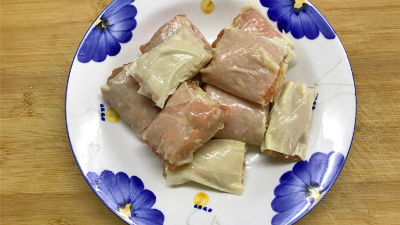 豆腐衣肉卷,把卷好的豆腐衣肉卷切成大小差不多的小段。