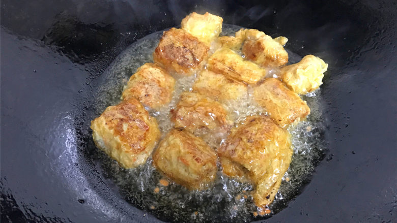 豆腐衣肉卷,锅中倒入适量油，把豆腐衣肉卷放入锅中，炸至表皮呈金黄色后捞出。
