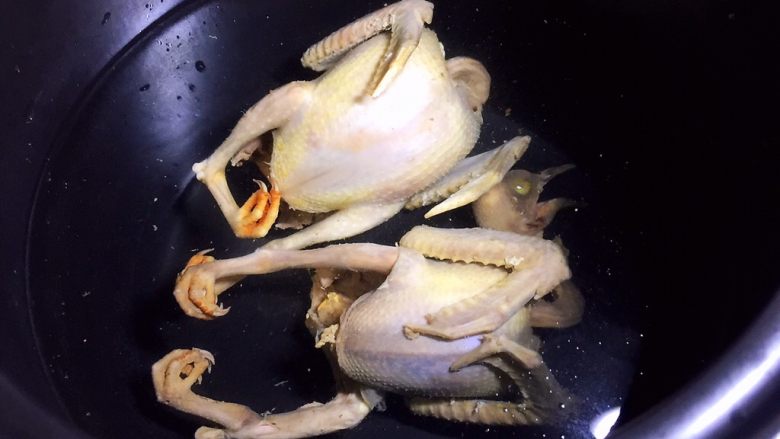 红枣枸杞乳鸽汤,乳鸽放入砂锅中，添适量清水