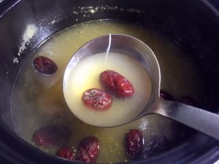 红枣枸杞乳鸽汤,熄火，放入适量盐调味