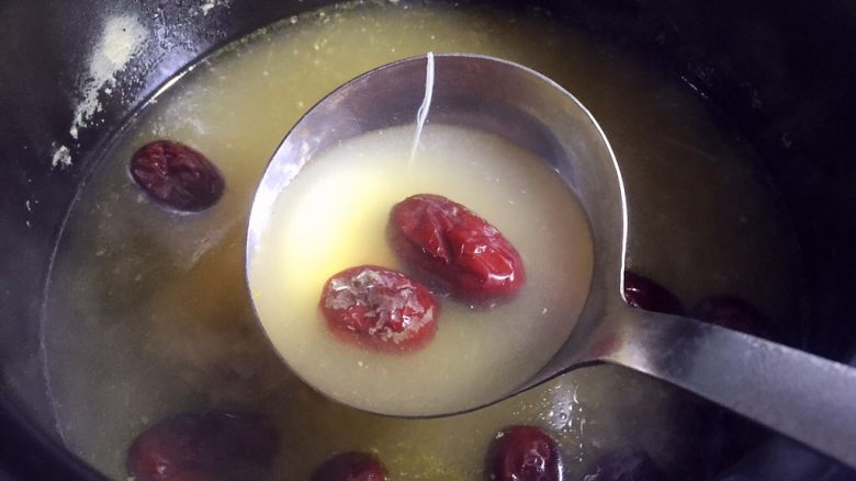 红枣枸杞乳鸽汤,熄火，放入适量盐调味