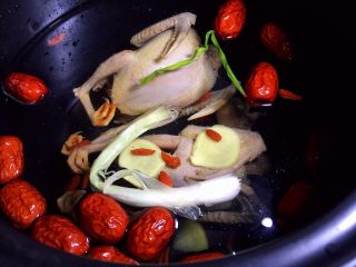 红枣枸杞乳鸽汤,放入配料，大火烧开，转中小火熬煮一小时