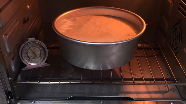 戚风蛋糕-黄油版,烤箱预热至150度，烤制40分钟，烤完立即倒扣冷却。