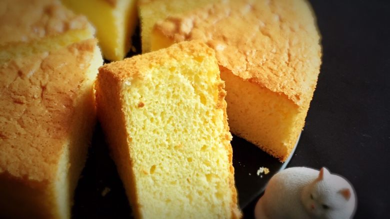 戚风蛋糕-黄油版,切开就可以品尝了，早餐、点心都是不错的选择。