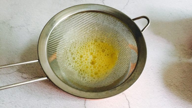 火龙果蒸蛋,取一个碗将蛋液用筛子过滤两遍