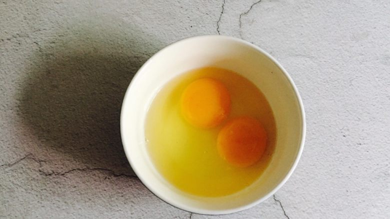 火龙果蒸蛋,将2个鸡蛋打入碗中