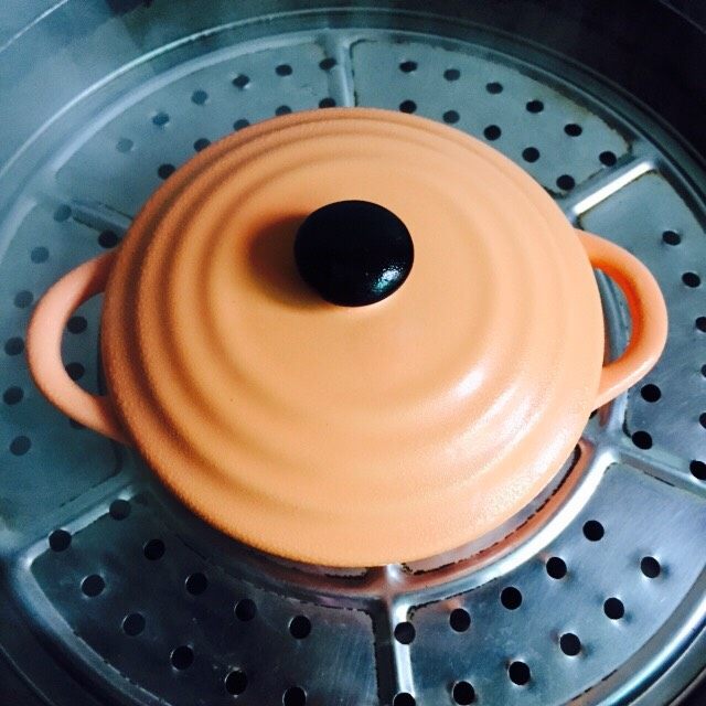 火龙果蒸蛋,锅里加入足够的水烧开把器皿放在蒸格上盖上盖子或是保鲜膜