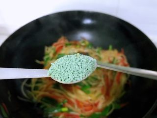 韭菜胡萝卜炒豆芽,加入蔬之鲜。
