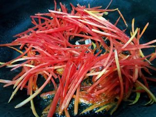 韭菜胡萝卜炒豆芽,热锅中加入油，放洋葱炒出香味，加入胡萝卜翻炒几下。