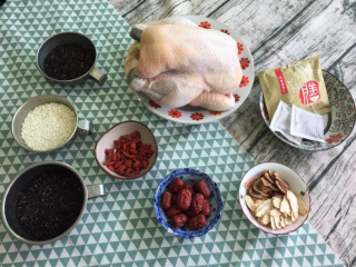 养生糯米鸡汤,事前处理要先将放山土鸡作川烫去血水。
紫米与糯米须作洗米处理。