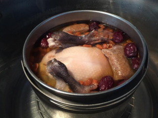 养生糯米鸡汤,传统做法的鸡汤煮完，就是这个样子啦~~
因為用了放山土鸡，所以肉跟皮脂的健康程度会比一般肉鸡好更多。