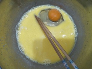 麻薯包,待黄油牛奶液温度不烫手时加入鸡蛋搅拌均匀。
