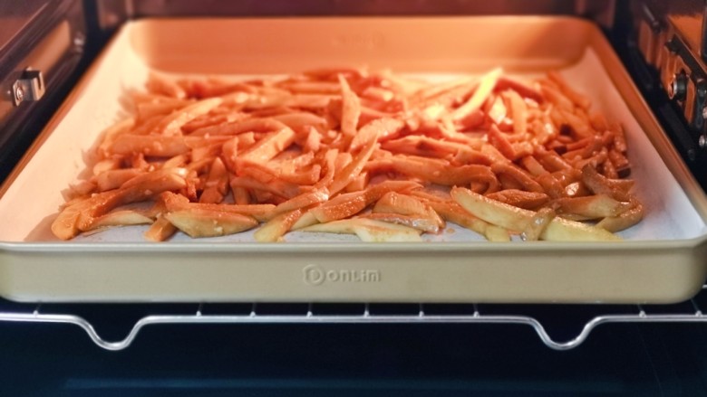 孜然蒜香杏鲍菇,将烤盘入烤箱中层。