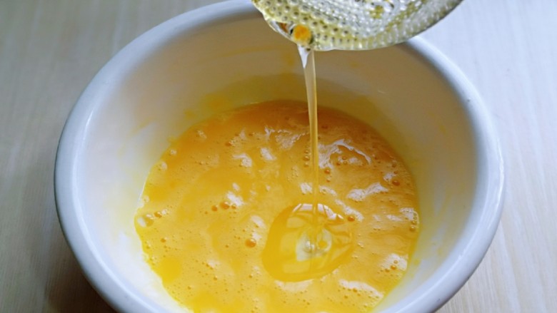 6寸紫薯戚风蛋糕,加入<a style='color:red;display:inline-block;' href='/shicai/ 140122'>玉米油</a>，使油与蛋液完全融合再一起，(色拉油也可以，但是一定要无味的)不建议使用黄油或橄榄油。
